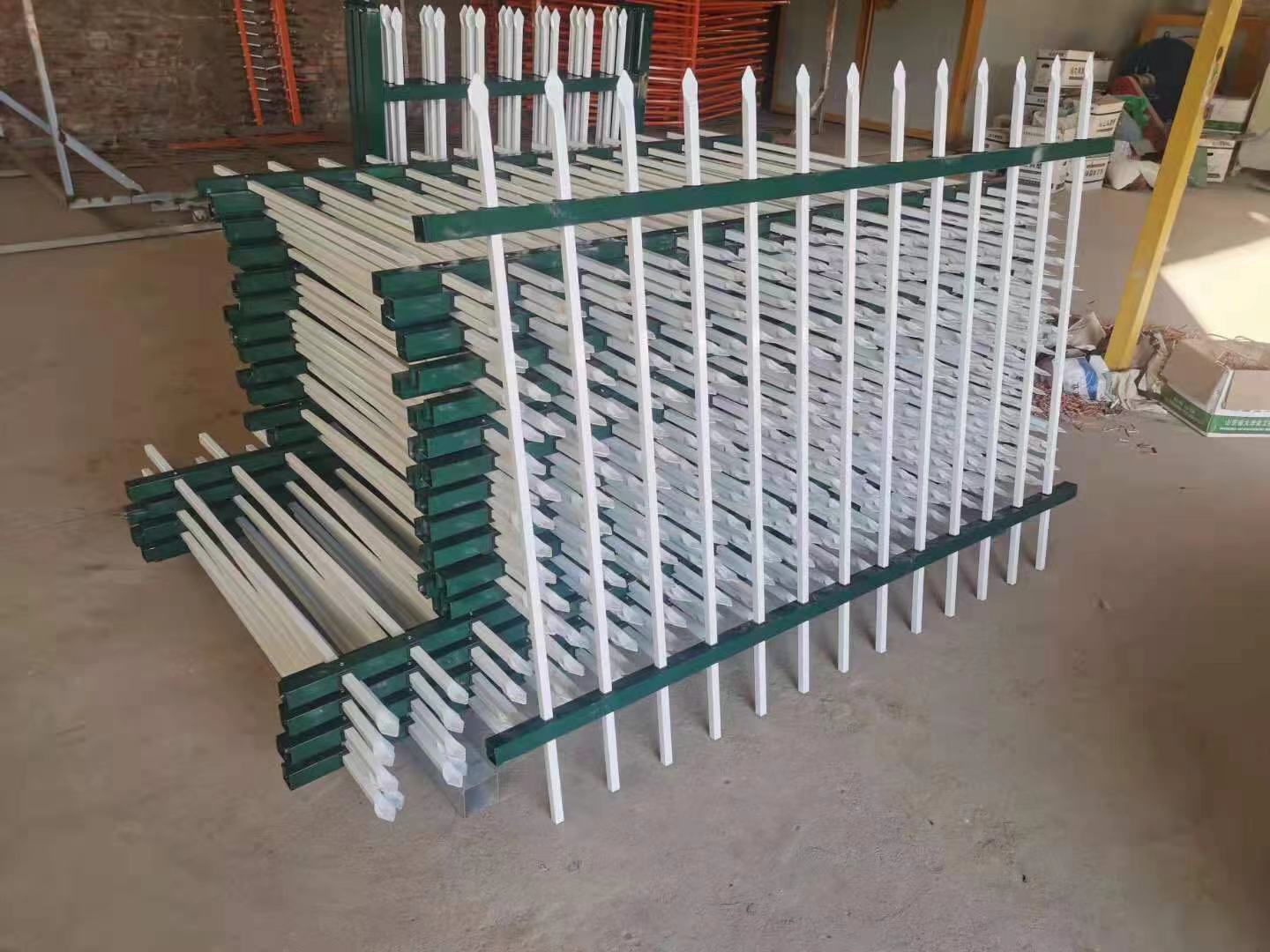 鋅鋼護(hù)欄供工廠(chǎng)圍墻使用款式眾多，歡迎選購(gòu)